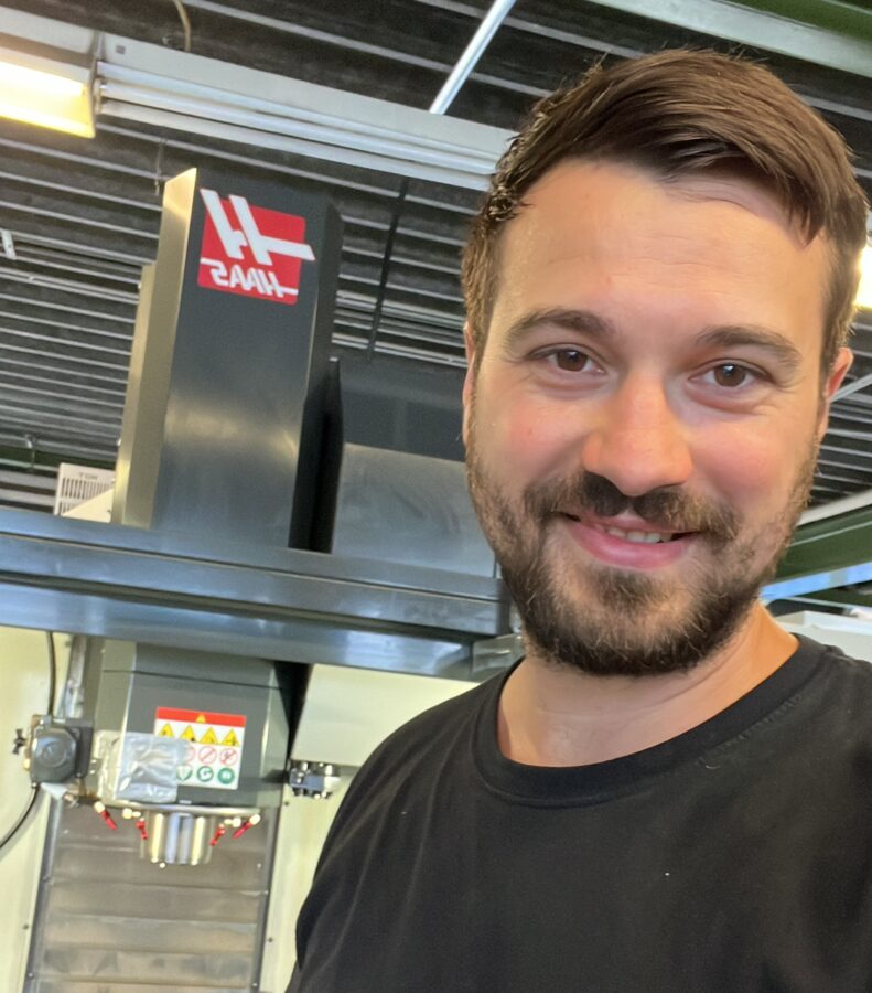 Oleg Schmitz, Inhaber von Schmitz Services, vor einer Haas CNC-Maschine