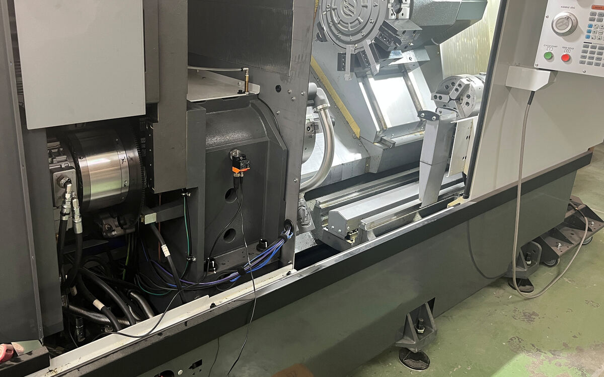 Schwingungssensor an einer Haas CNC-Maschine während der Lagerdiagnose